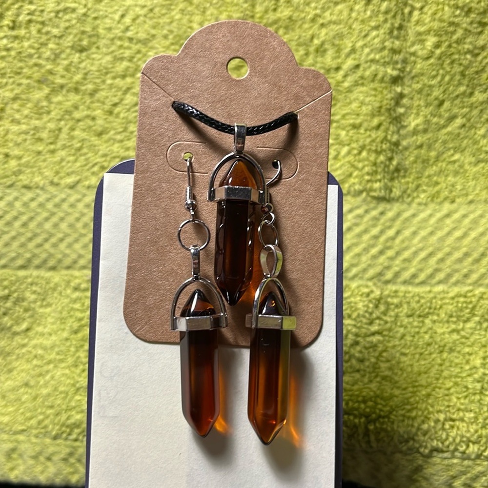 Dark brown glass pendant necklace and earrings‎ set.